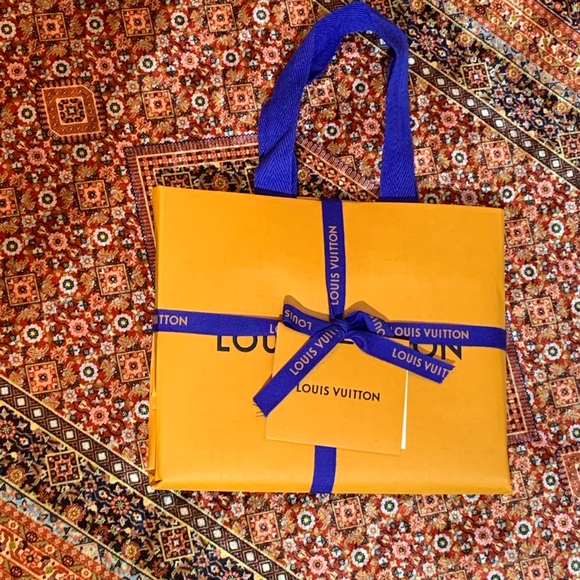 SOLD - ✨ HOST PICK ✨ Louis Vuitton wrapped city guide gift - Picture 2 of 11